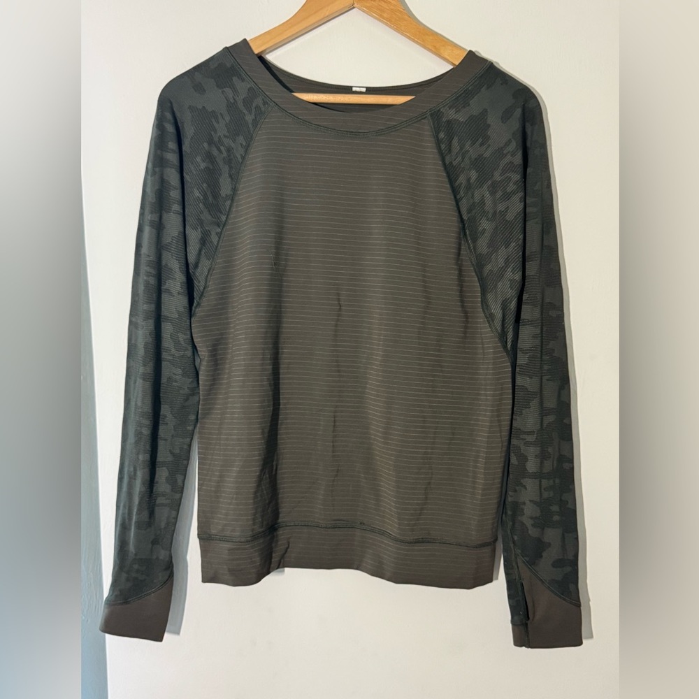 LULULEMON LONG SLEEVE CAMO TOP — SIZE 6 (based on measurements) - Picture 3 of 11